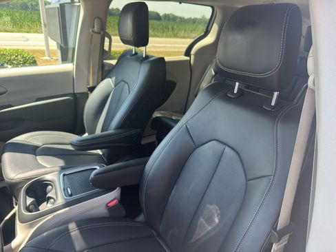 Used 2024 Chrysler Pacifica Touring-L FWD image 17