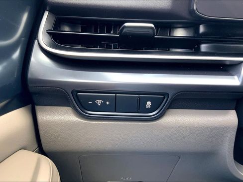 Used 2025 Kia Carnival FWD image 36