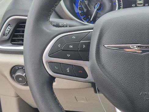 Used 2024 Chrysler Pacifica Touring-L FWD image 20