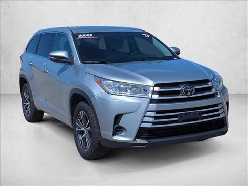 Used 2017 Toyota Highlander LE FWD image 3