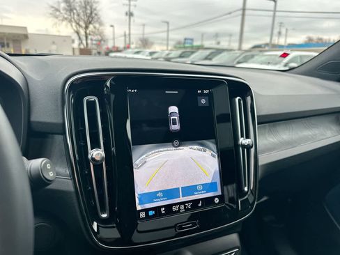 Used 2023 Volvo XC40 Recharge Ultimate image 30