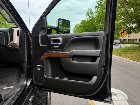 Used 2018 GMC Sierra 2500 Denali w/ Duramax Plus Package AWD/4WD image 14