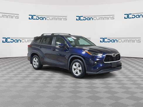 Used 2023 Toyota Highlander LE FWD image 2