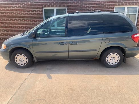 Used 2004 Chrysler Town & Country w/ Popular Equipment Group FWD image 2