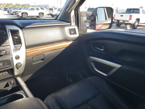 Used 2019 Nissan Titan SL w/ Chrome Package image 11