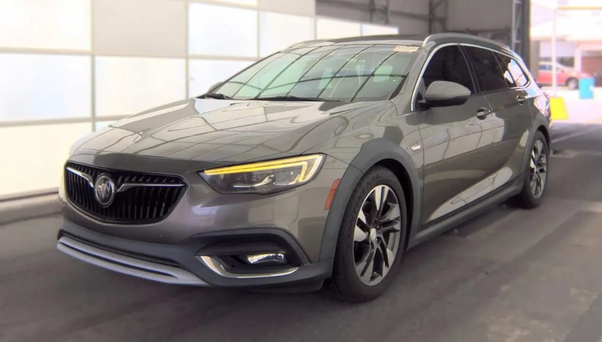 Used 2018 Buick Regal Essence w/ Driver Confidence Package #1 AWD/4WD image 1