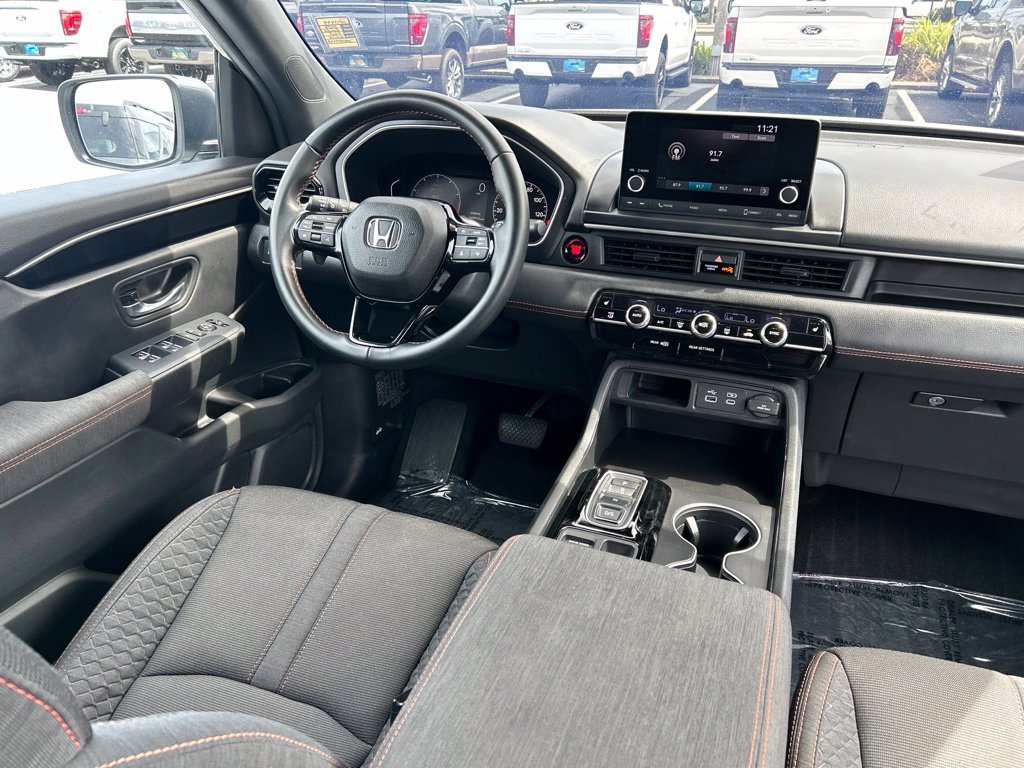 Used 2025 Honda Pilot Sport image 10