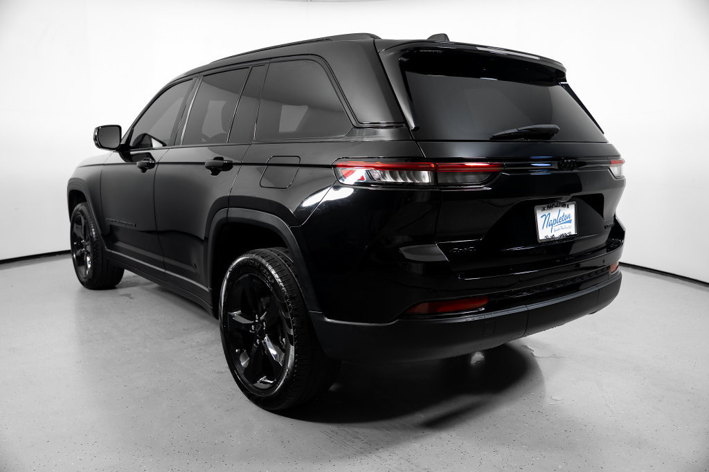 Used 2023 Jeep Grand Cherokee Limited w/ Black Appearance Package AWD/4WD image 12