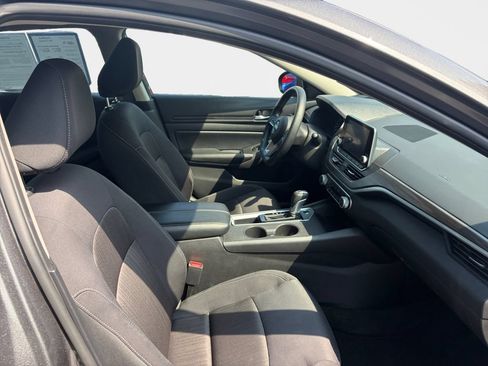 Used 2025 Nissan Altima 2.5 SV FWD image 18