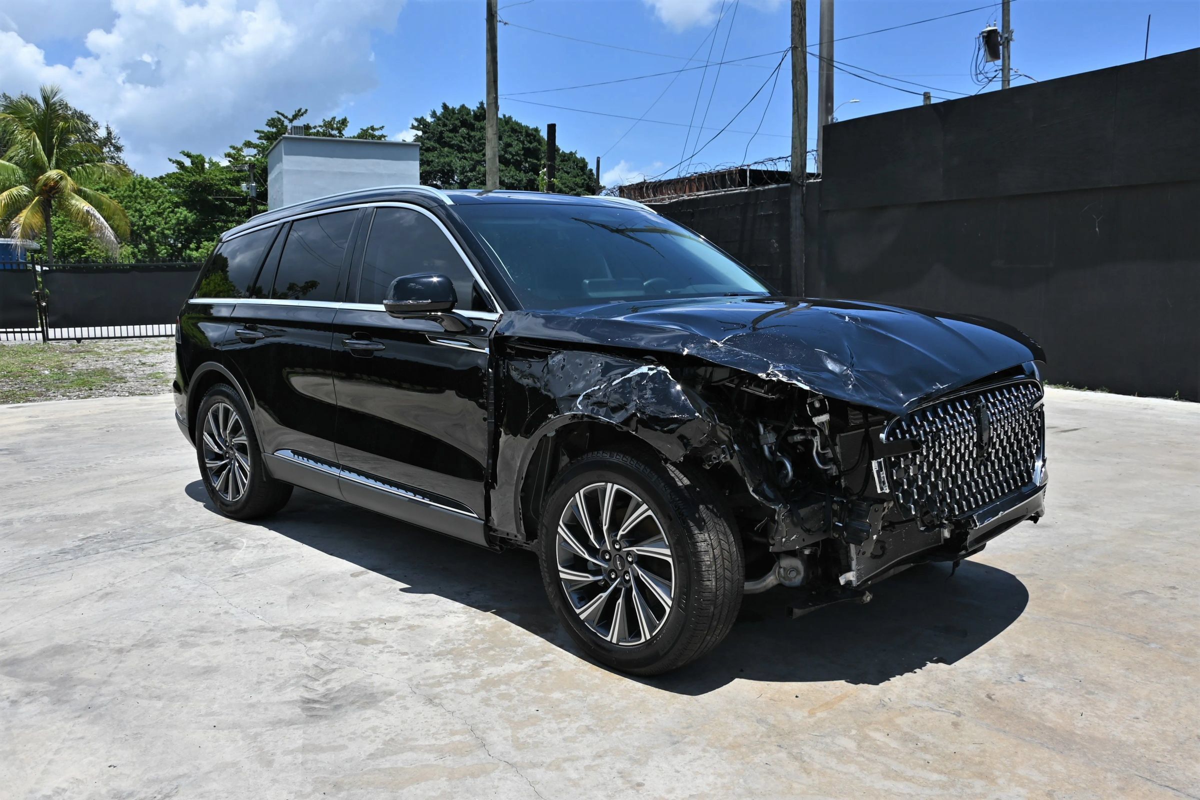 Used 2025 Lincoln Aviator 2WD image 2