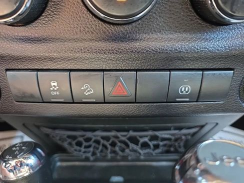 Used 2018 Jeep Wrangler Unlimited Sahara AWD/4WD image 30