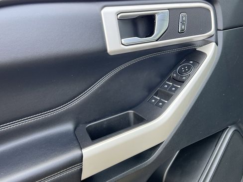 Used 2021 Ford Explorer XLT image 15