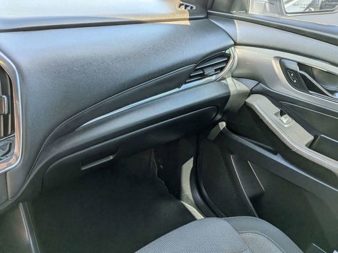 Used 2022 Chevrolet Traverse LT image 17