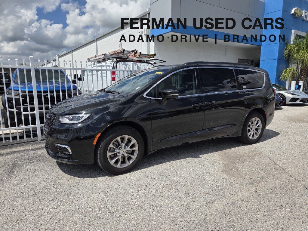 Used 2022 Chrysler Pacifica Touring-L AWD/4WD image 1