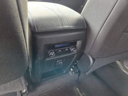 Used 2023 Chevrolet Traverse LT FWD image 9