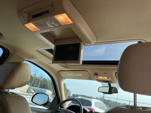 Used 2014 Chevrolet Suburban LT image 20