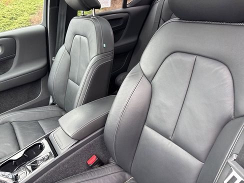 Certified 2023 Volvo XC40 B5 Plus w/ Protection Package Premier image 17