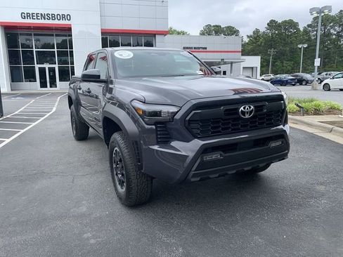 Certified 2025 Toyota Tacoma TRD Off-Road AWD/4WD image 2