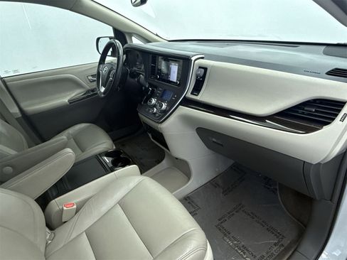 Used 2018 Toyota Sienna XLE w/ XLE Navigation Package image 15
