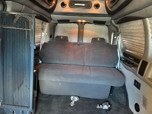 Used 2018 GMC Savana 2500 w/ Enhanced Convenience Package image 26