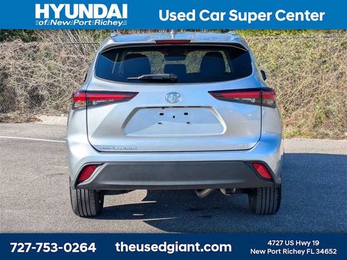 Used 2024 Toyota Highlander LE image 4