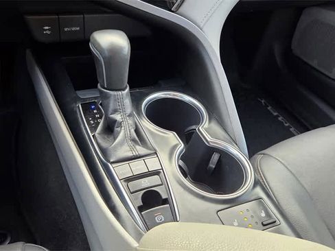 Used 2019 Toyota Camry XLE image 18