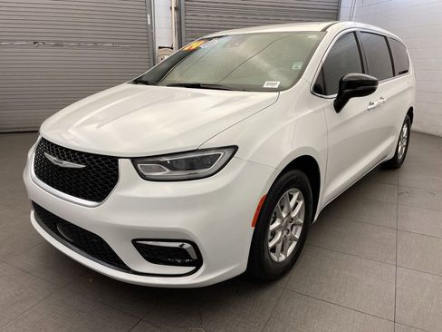 Certified 2025 Chrysler Pacifica Select image 3