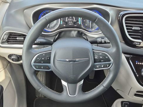 Used 2024 Chrysler Pacifica Touring-L FWD image 22