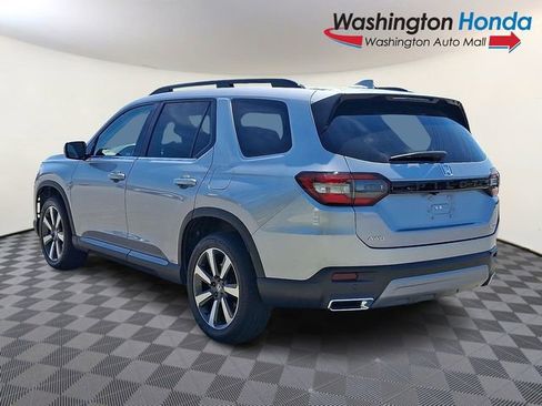 Used 2025 Honda Pilot Touring image 4