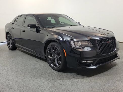 Used 2023 Chrysler 300 S w/ Comfort Group RWD image 2