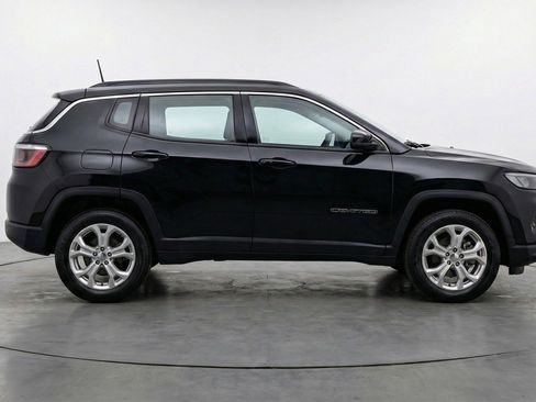 Used 2025 Jeep Compass Latitude image 9