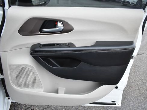 Used 2020 Chrysler Voyager L image 37