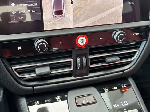 Used 2025 Porsche Macan image 21