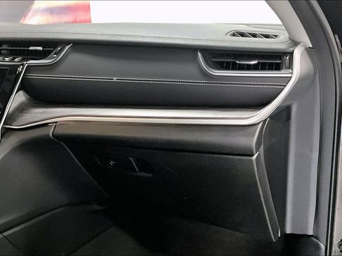 Used 2022 Jeep Grand Cherokee Limited image 19