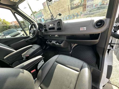 Used 2022 Mercedes-Benz Sprinter 2500 image 18
