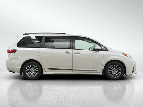 Used 2018 Toyota Sienna XLE w/ XLE Navigation Package FWD image 6