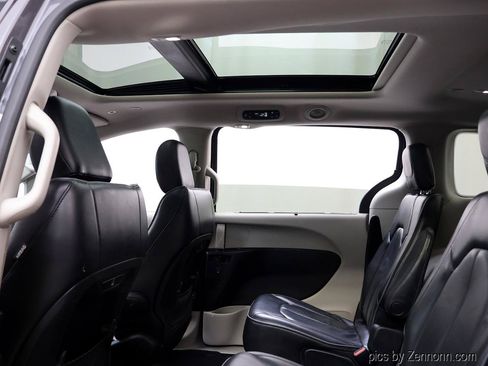 Used 2019 Chrysler Pacifica Limited FWD image 15