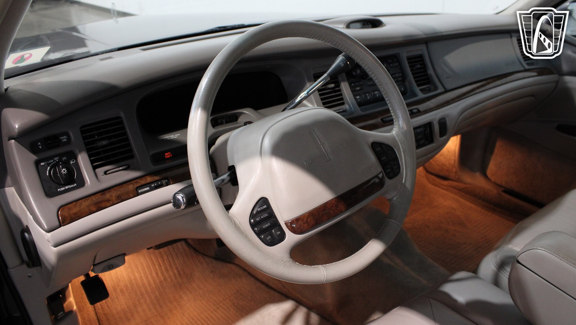 Used 1996 Lincoln Town Car Signature RWD image 9
