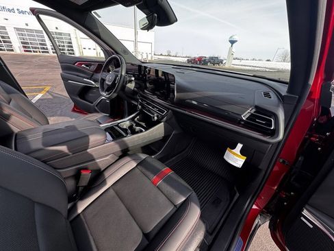 Used 2025 Chevrolet Traverse RS w/ LPO, Floor Liner Package image 12