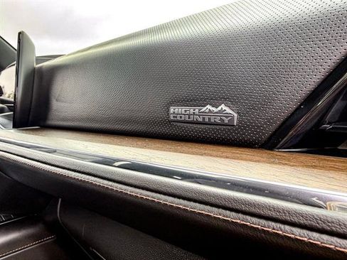 Used 2025 Chevrolet Suburban High Country image 24