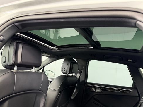 Used 2025 Porsche Macan AWD/4WD image 18