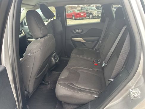 Used 2017 Jeep Cherokee Latitude w/ Comfort/Convenience Group image 44