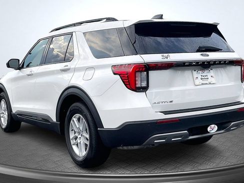 Used 2026 Ford Explorer Active w/ Active Comfort Package RWD image 5