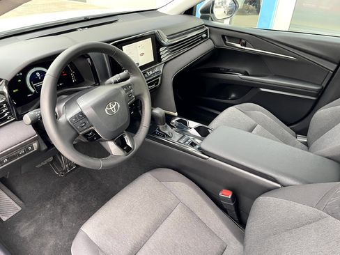 Used 2025 Toyota Camry LE image 12