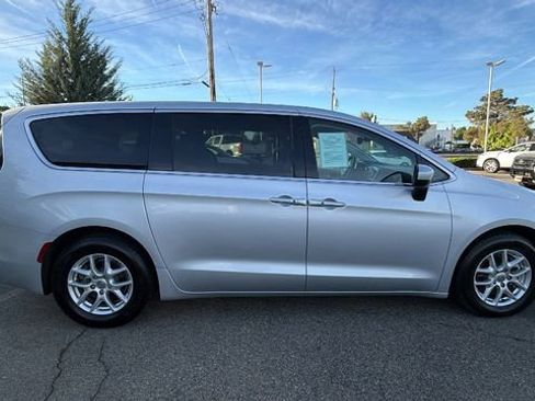 Used 2023 Chrysler Voyager LX image 3