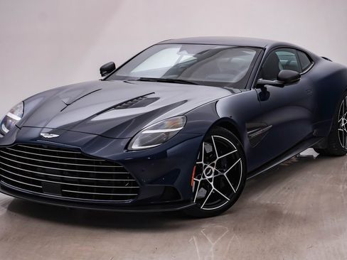 Used 2025 Aston Martin Vanquish image 3