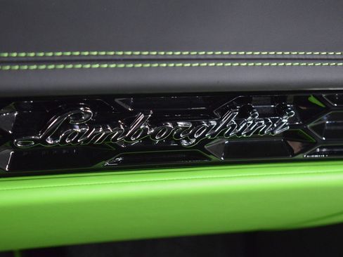 Used 2020 Lamborghini Huracan EVO image 25