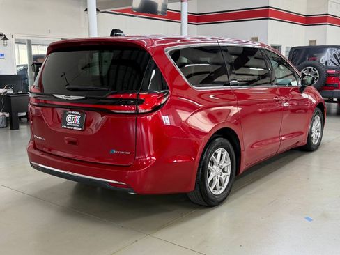 Used 2025 Chrysler Pacifica Select FWD image 2