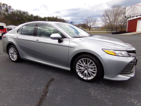 Used 2020 Toyota Camry XLE image 5