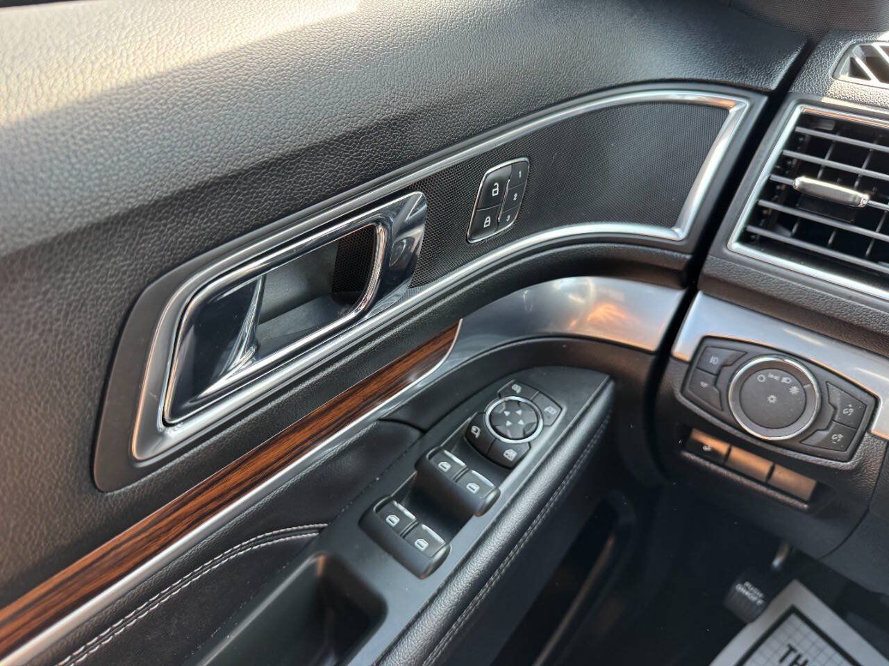 Used 2018 Ford Explorer Limited w/ Equipment Group 301A FWD image 25